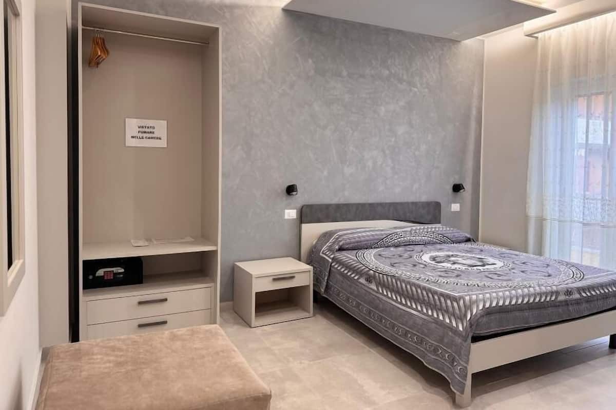 Camera Comfort, balcone, vista città | Una cassaforte in camera, una scrivania, tende oscuranti, Wi-Fi gratuito