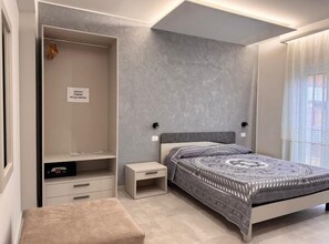 舒適客房, 陽台, 城市景觀 | 客房內保險箱、書桌、遮光布/窗簾、免費無線上網