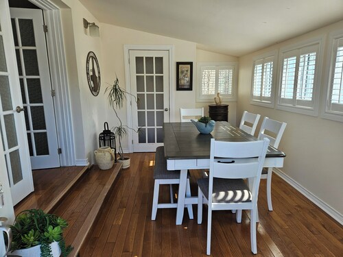 4 Minute drive to casino. Lake, park, marina, restaurants, stores 5 minute walk