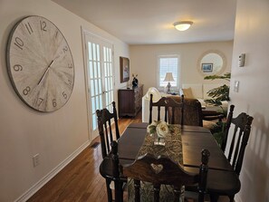 Dining - 4 Minute drive to casino. Lake, park, marina, restaurants, stores 5 minute walk (Callander)