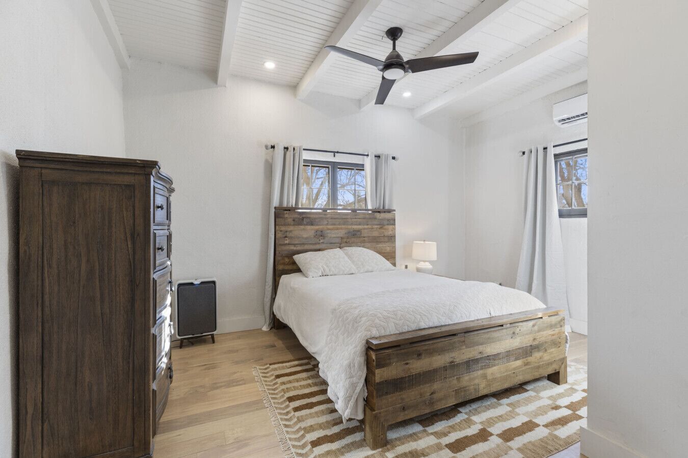 3 habitaciones, escritorio y tabla de planchar con plancha 