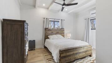 3 habitaciones, escritorio y tabla de planchar con plancha