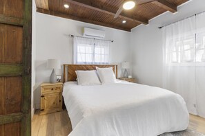 3 bedrooms, desk, iron/ironing board, travel cot - Alpine Adobe - Historic 1930 (Alpine)