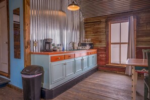 Réfrigérateur, micro-ondes, cafetière/bouilloire, tables à manger