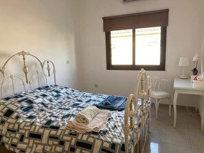 1 slaapkamer, een strijkplank/strijkijzer, wifi, beddengoed