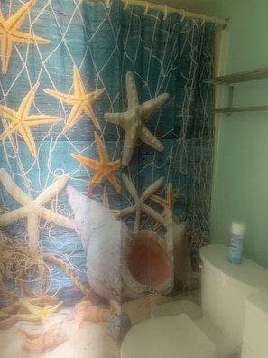 SĂšche-cheveux, savon, papier toilette