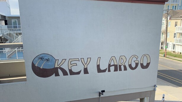 Eine Werbetafel mit dem Schriftzug 'KEY LARGO' und einer Palmenillustration.