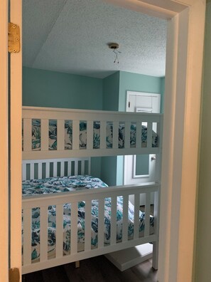 1 bedroom, free WiFi, bed sheets - Beach block Newly renovated Condo. Beach,boardwalk and pool view.Free parking. (Wildwood)