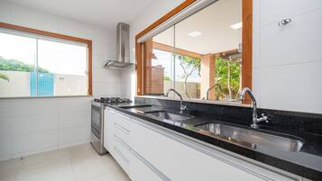 Casa luxo, 4 quartos, piscina particular | Cozinha privada | Geladeira, micro-ondas, fogão, cooktop