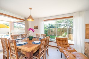 Deluxe-Haus, 4 Schlafzimmer, eigener Pool | Esszimmer
