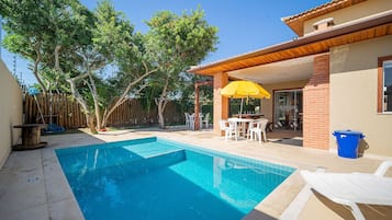 Piscina interna, piscina externa, funciona das 9h às 19h, guarda-sóis