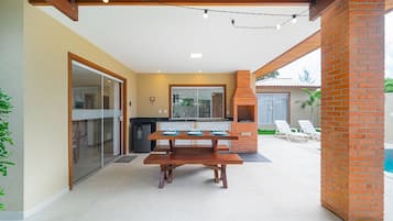 Casa luxo, 4 quartos, piscina particular | Opções para refeição ao ar livre