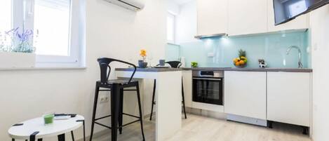 Fridge, oven, stovetop, dishwasher