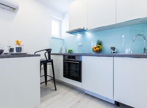 Fridge, oven, stovetop, dishwasher