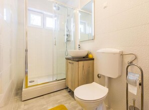 Douche, séchoir à cheveux, serviettes fournies