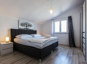 3 habitaciones, tabla de planchar con plancha y acceso a internet