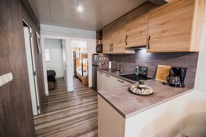 Réfrigérateur, micro-ondes, plaque de cuisson, lave-vaisselle
