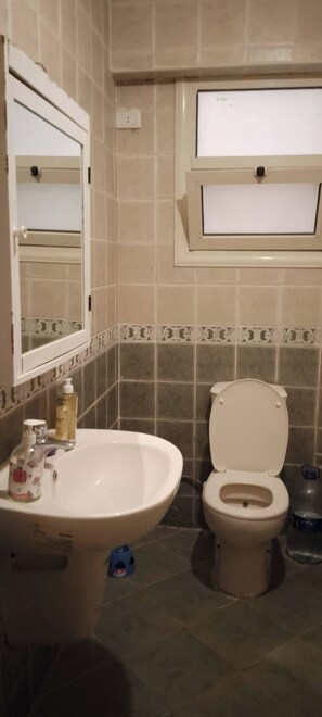 Bidet, serviettes fournies, savon, papier toilette
