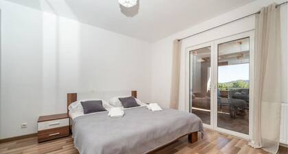 Three Bedroom with Balcony Sweet Apartment Iva & Luca