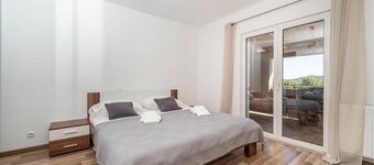 Three Bedroom with Balcony Sweet Apartment Iva & Luca