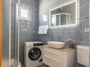 Douche, sĂšche-cheveux, serviettes fournies