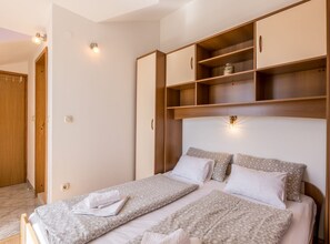 1 soverom, strykejern/-brett, internettilgang og sengetøy