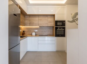 Kühlschrank, Mikrowelle, Ofen, Herdplatte