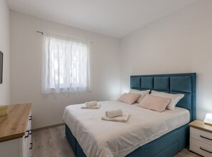 3 habitaciones, tabla de planchar con plancha, internet y ropa de cama 
