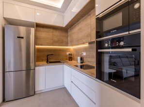 Réfrigérateur, micro-ondes, four, plaque de cuisson