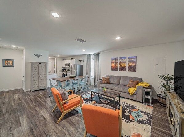 Smart TV - Modern Home-King Bed-Fast WiFi-W&D-HDTV's-Fire Pit-Extra Parking (Bonham)