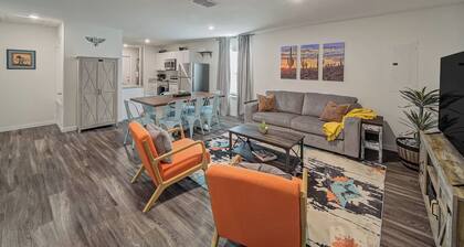 Modern - King Bed - Luxe - Fast WiFi - HDTVs