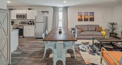 Modern Home-King Bed-Fast WiFi-W&D-HDTV's-Fire Pit-Extra Parking