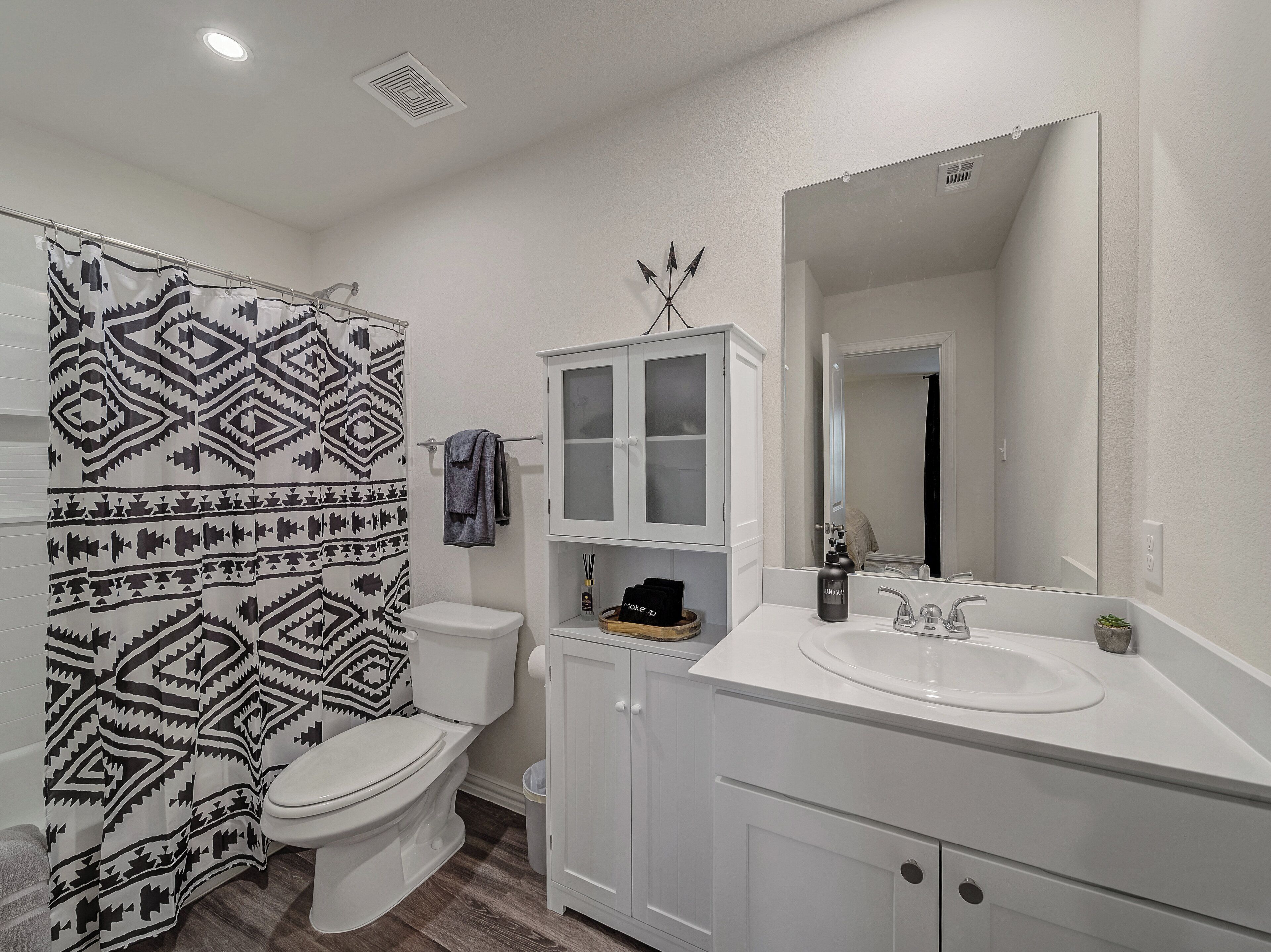 Secador de pelo, toallas, jabón y papel higiénico