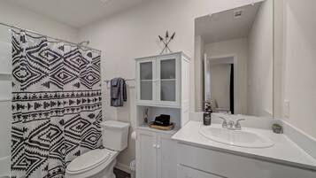 Secador de pelo, toallas, jabón y papel higiénico