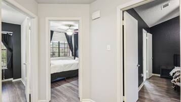 3 makuuhuonetta, työpöytä, ilmainen Wi-Fi, vuodevaatteet