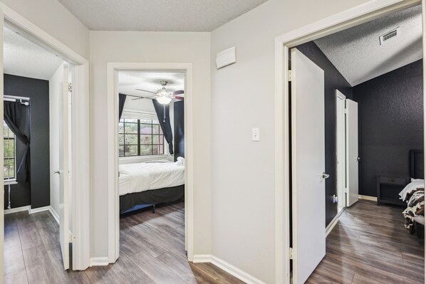 3 soverom, skrivebord, wi-fi (inkludert) og sengetøy