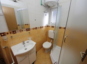 Chuveiro, secador de cabelo, toalhas de banho