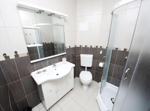 Douche, sèche-cheveux, serviettes fournies