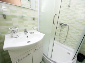 Chuveiro, secador de cabelo, toalhas de banho 