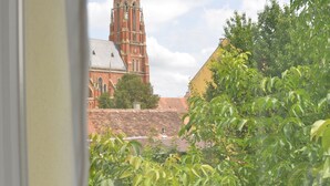 Een uitzicht op een kerk met een hoge toren en een gebouw met een klok.