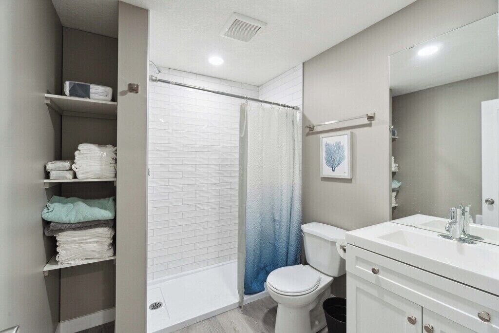 Een douche, een haardroger, handdoeken, toiletpapier