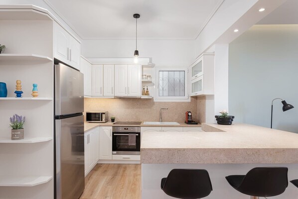 Fridge, oven, stovetop, dishwasher