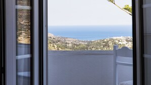 Uma varanda com vista para o mar e uma cidade.