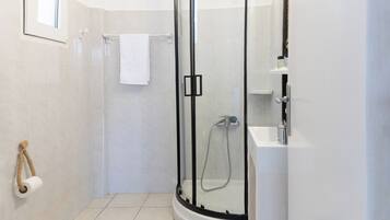 Superior Double Room, Balcony, Sea View | Bathroom