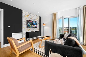 TV - Luxury 2 Bedroom Apartment - Parking - Juliet Balcony (Birmingham)