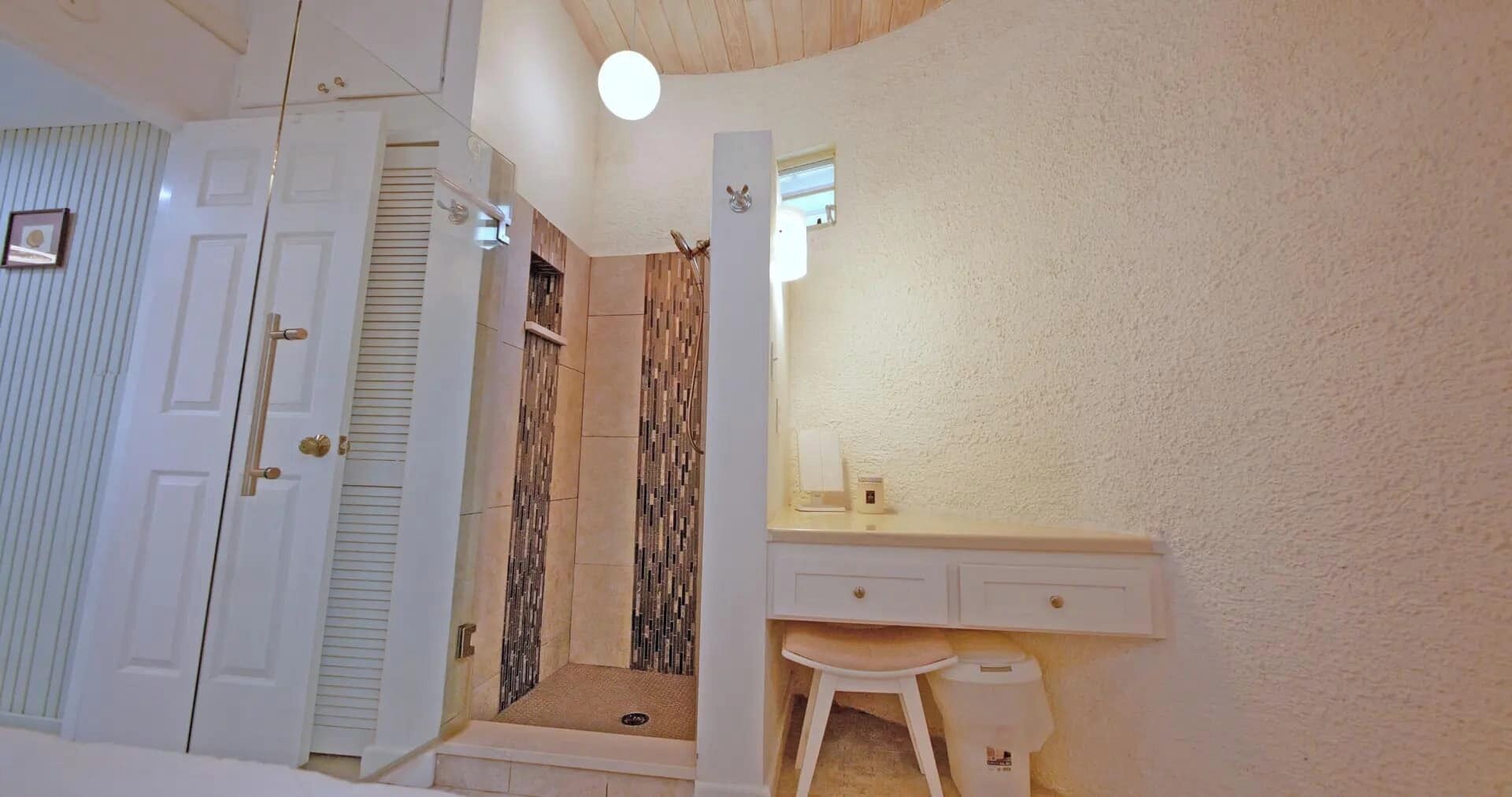 Un baño con ducha, inodoro y lavabo.