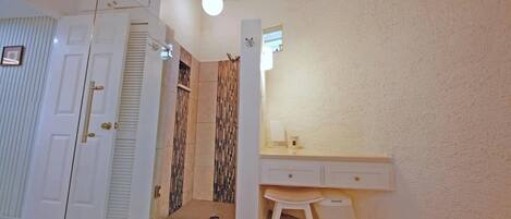 Ein Badezimmer mit Dusche, Toilette und Waschbecken.