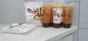 Deluxe-Doppelzimmer, Blick auf den Innenhof | Badezimmer | Dusche, kostenlose Toilettenartikel, Haartrockner, Handtücher