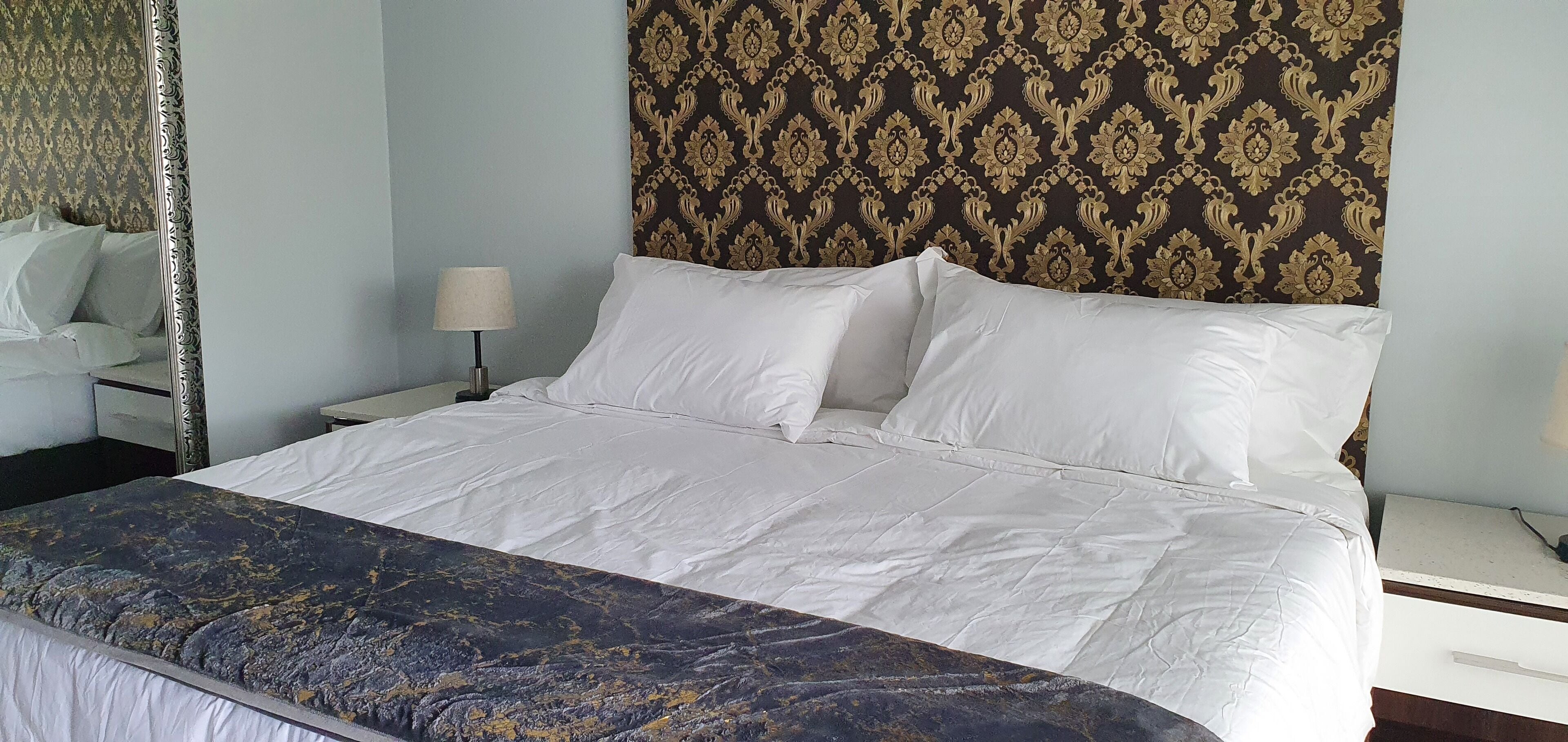 Dobbeltrom – deluxe, bakgårdsutsikt | Safe på rommet, skrivebord og skrivebord for bærbar PC