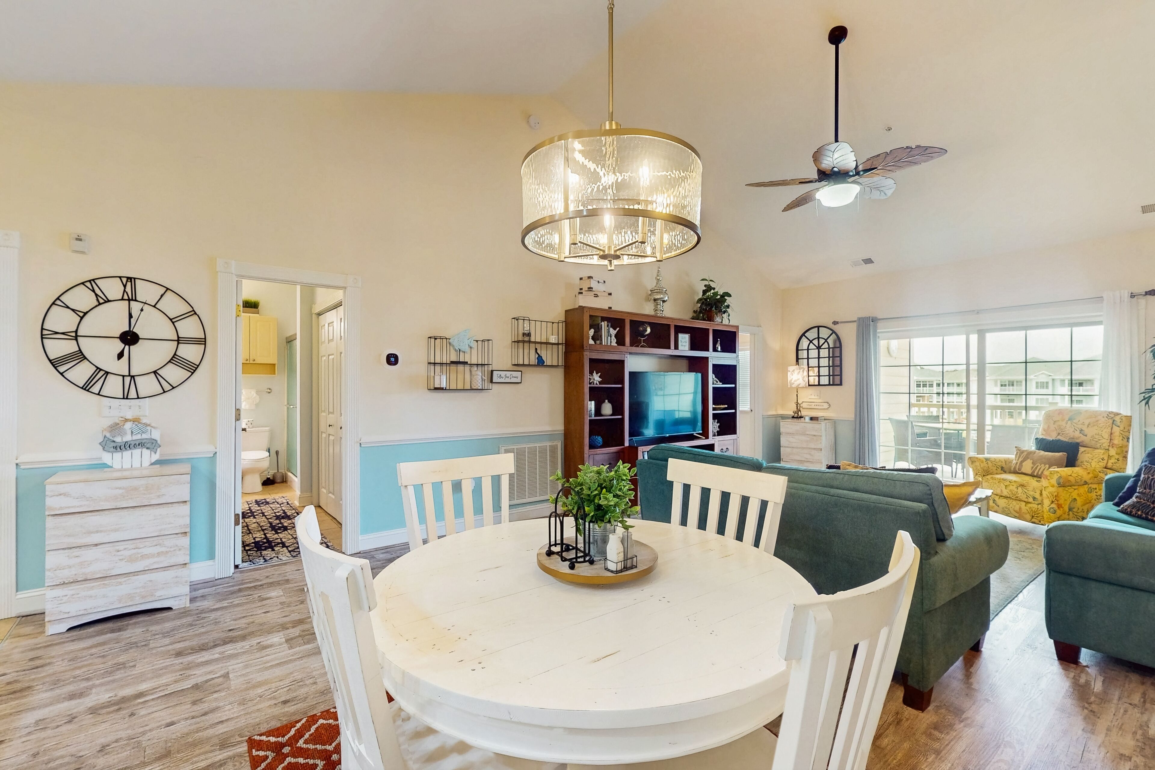 Televisie, een dvd-speler en een filmbibliotheek